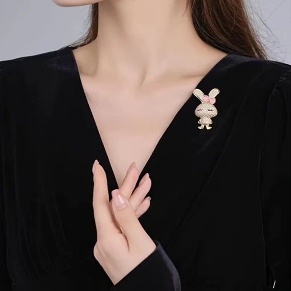 NEW Rhinestone Bunny Brooch Pin - Picture 3 of 6